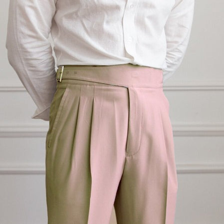 "Pantalon homme élégant avec boucle raffinée et coupe moderne, idéal pour style sophistiqué et occasions semi-formelles."