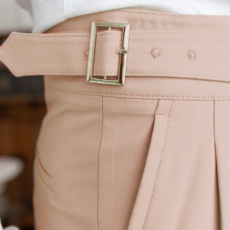 "Pantalon homme élégant avec boucle raffinée et coupe moderne, idéal pour style sophistiqué et occasions semi-formelles."