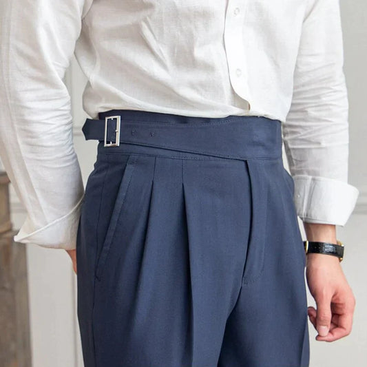"Pantalon homme élégant avec boucles classiques, couleur bleu marine, vue frontale, style intemporel et sophistiqué."