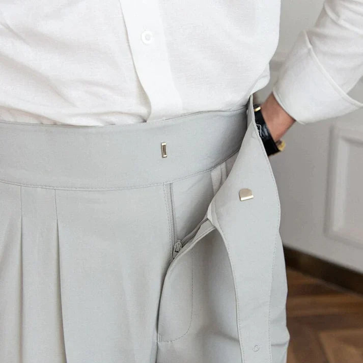 "Pantalon homme élégant avec boucles classiques, couleur bleu marine, vue frontale, style intemporel et sophistiqué."
