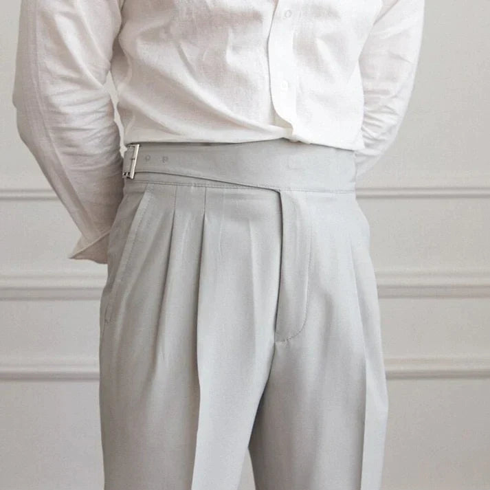 "Pantalon homme élégant avec boucles classiques, couleur bleu marine, vue frontale, style intemporel et sophistiqué."