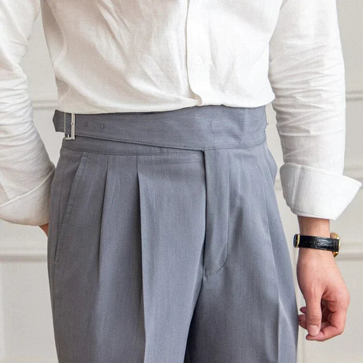 "Pantalon homme élégant avec boucles classiques, couleur bleu marine, vue frontale, style intemporel et sophistiqué."