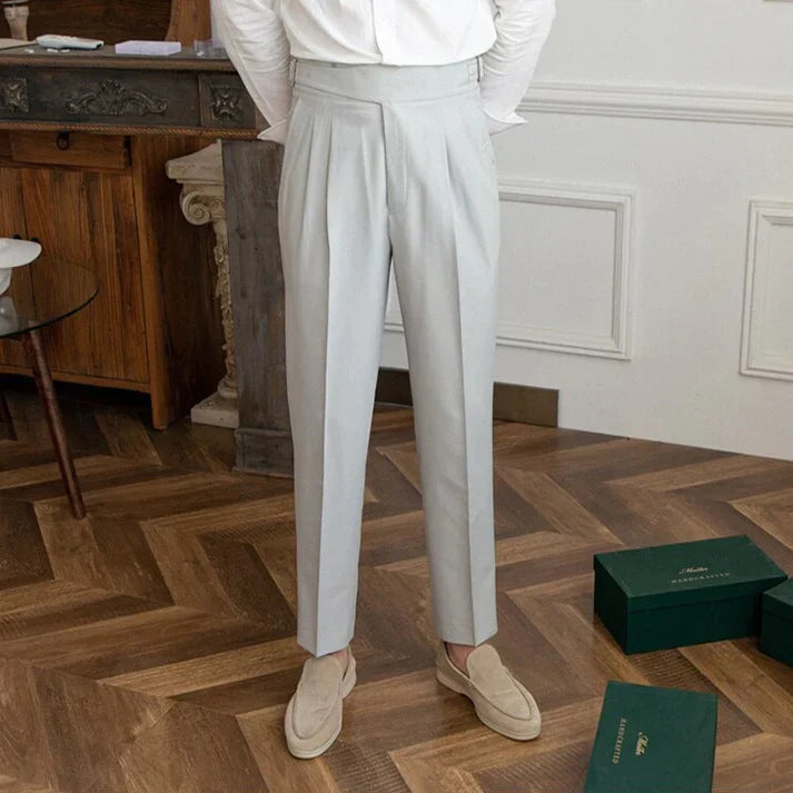 "Pantalon homme élégant avec boucles classiques, couleur bleu marine, vue frontale, style intemporel et sophistiqué."