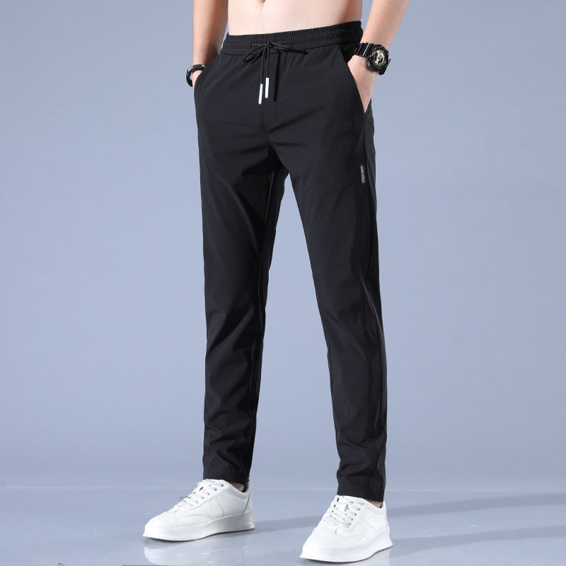 Pantalon homme élégant et confortable en tissu stretch gris, idéal pour le golf et sorties, coupe ergonomique.
