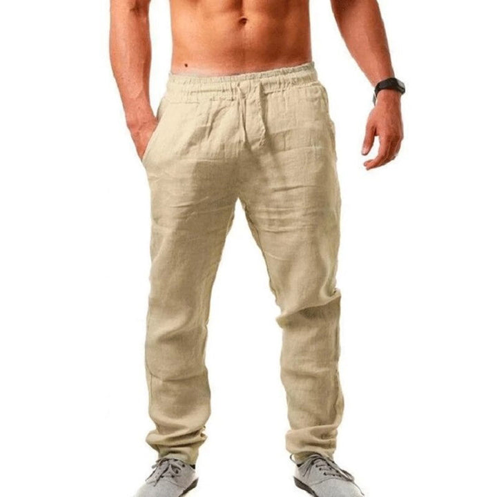 "Pantalon homme lin léger, gris, style décontracté chic, idéal été, plage ou ville, look élégant et aéré."