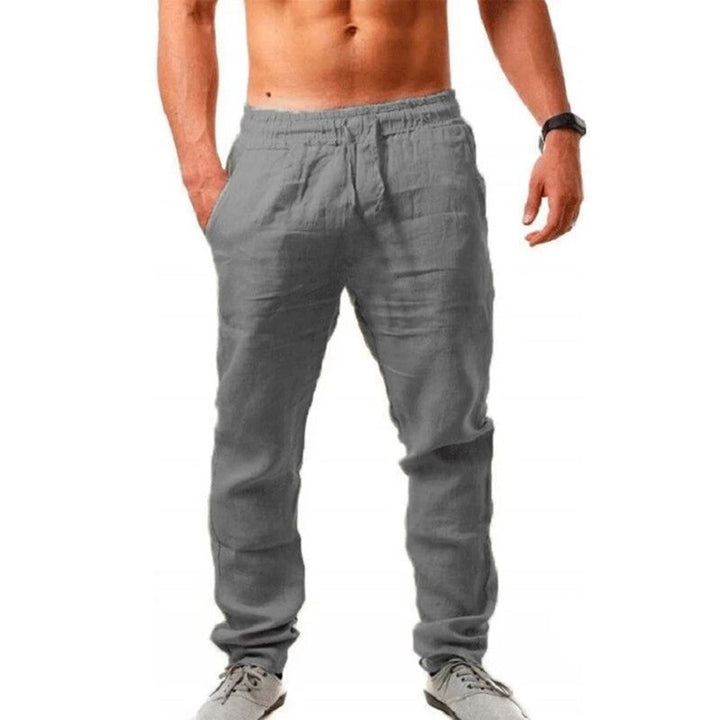 "Pantalon homme lin léger, gris, style décontracté chic, idéal été, plage ou ville, look élégant et aéré."