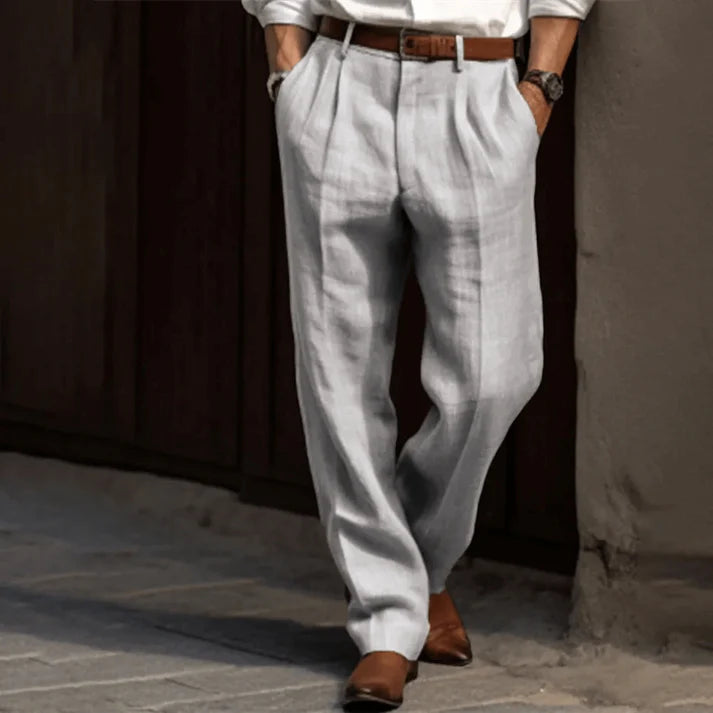 "Pantalon homme rayé confortable coupe ajustée, style rétro, avec motif à rayures subtiles élégant et moderne."