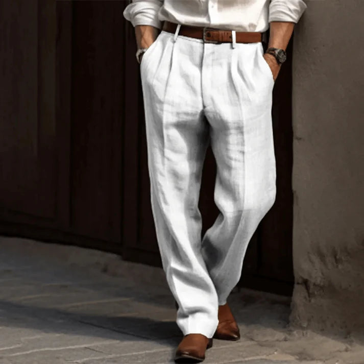 "Pantalon homme rayé confortable coupe ajustée, style rétro, avec motif à rayures subtiles élégant et moderne."