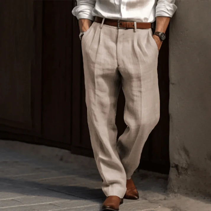 "Pantalon homme rayé confortable coupe ajustée, style rétro, avec motif à rayures subtiles élégant et moderne."