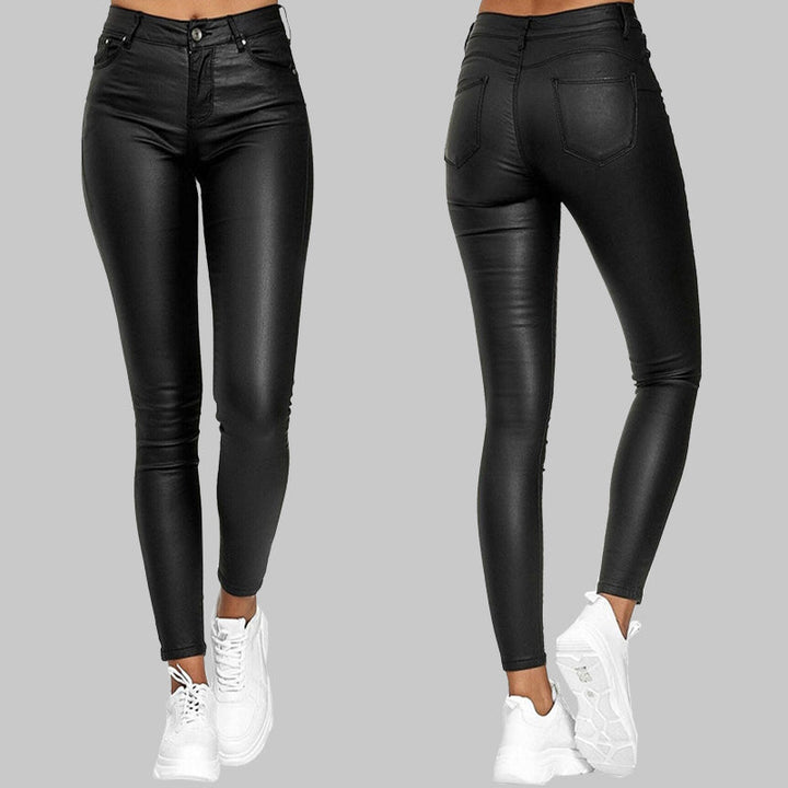"Pantalon slim en cuir noir taille haute, coupe ajustée pour un look élégant et confort maximal pour femmes."