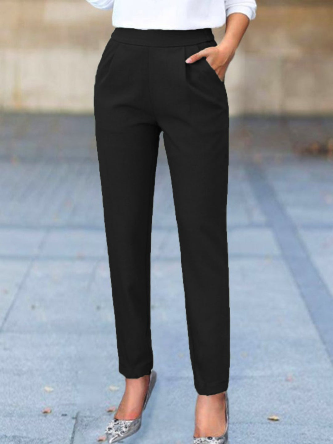 Pantalon tailleur femme élégant, coupe ajustée, poches pratiques, parfait pour un style professionnel ou social.