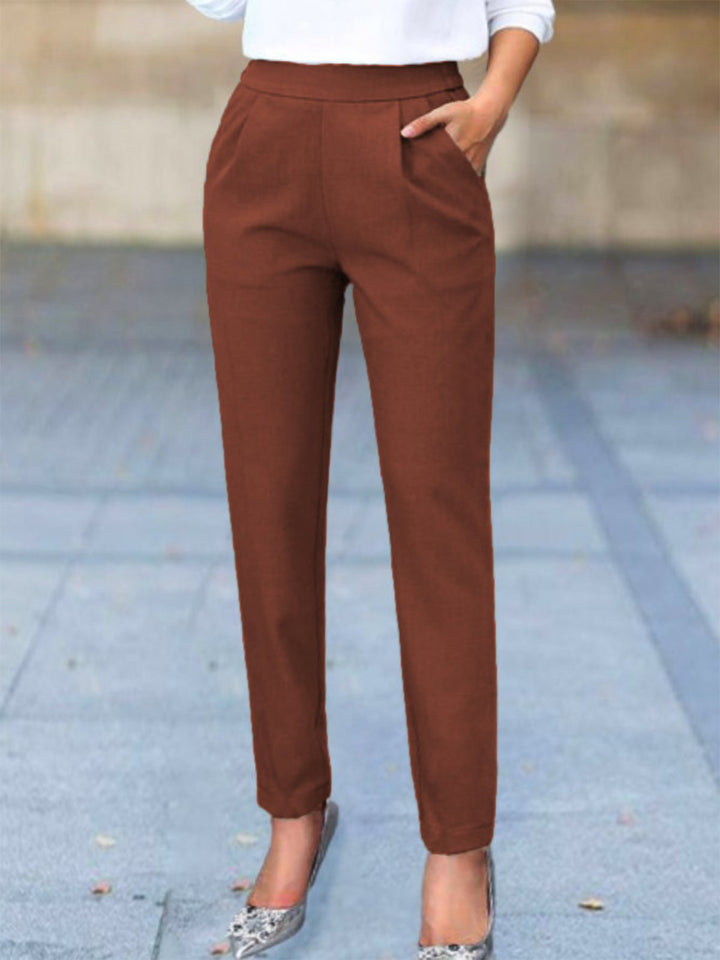 Pantalon tailleur femme élégant, coupe ajustée, poches pratiques, parfait pour un style professionnel ou social.