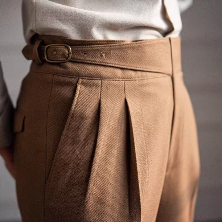 "Pantalon tailleur homme, mélange laine, taille haute, coupe élégante, couleur sobre, pour occasions professionnelles et soci