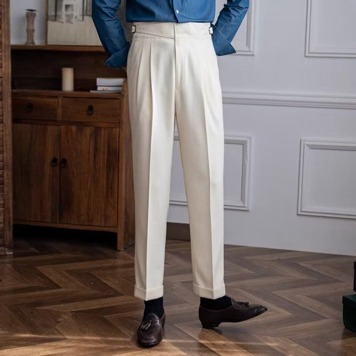 "Pantalon tailleur homme, mélange laine, taille haute, coupe élégante, couleur sobre, pour occasions professionnelles et soci