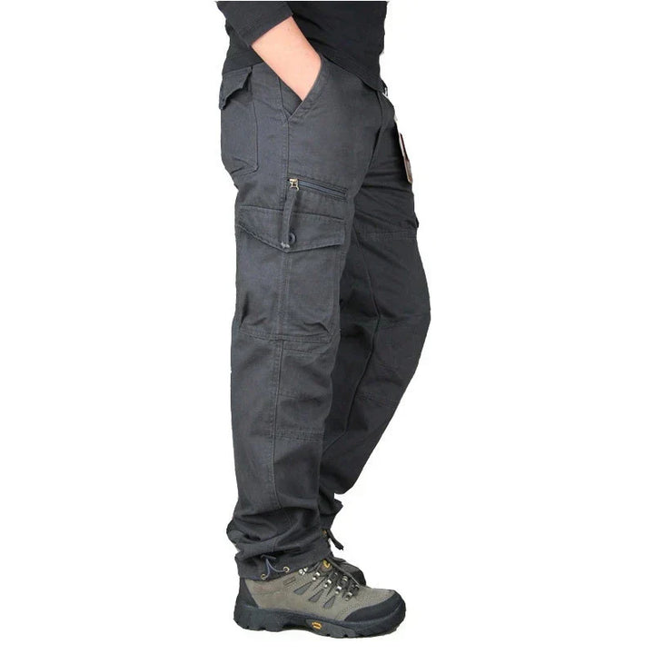 "Pantalons cargo homme, design moderne, poches spacieuses, couleur kaki, confort pour un style urbain décontracté"