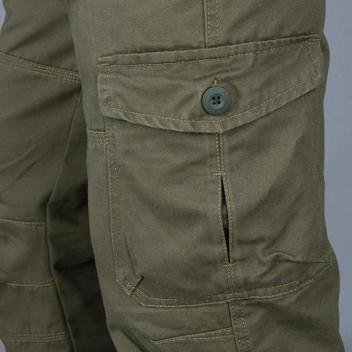 "Pantalons cargo homme, design moderne, poches spacieuses, couleur kaki, confort pour un style urbain décontracté"