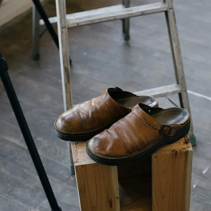 "Pantoufles en cuir pour hommes, confort orthopédique, élégantes et durables, semelles ergonomiques amovibles."