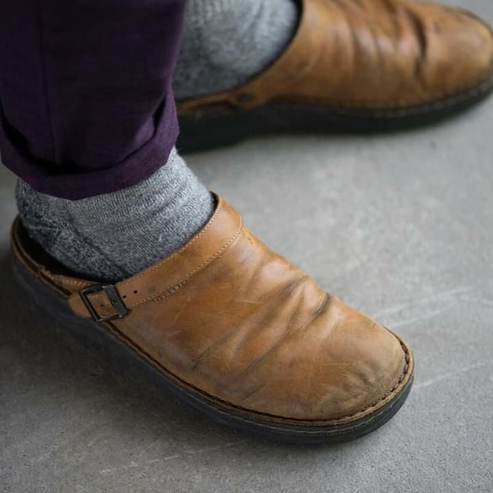 "Pantoufles en cuir pour hommes, confort orthopédique, élégantes et durables, semelles ergonomiques amovibles."