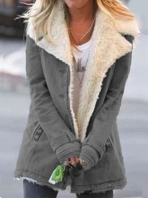 Parka longue femme chic, coupe élégante et isolante, offre chaleur hivernale et légèreté pour style et confort.