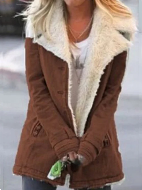 Parka longue femme chic, coupe élégante et isolante, offre chaleur hivernale et légèreté pour style et confort.