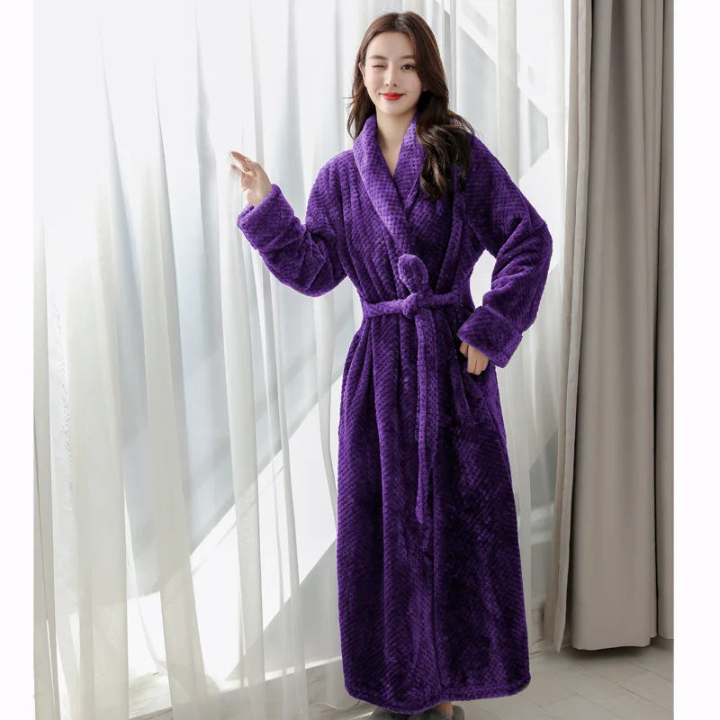 "Peignoir en polaire douillet gris avec col châle, ceinture et manches longues, idéal pour confort et chaleur hivernale."