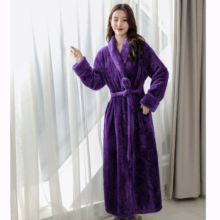 "Peignoir en polaire douillet gris avec col châle, ceinture et manches longues, idéal pour confort et chaleur hivernale."