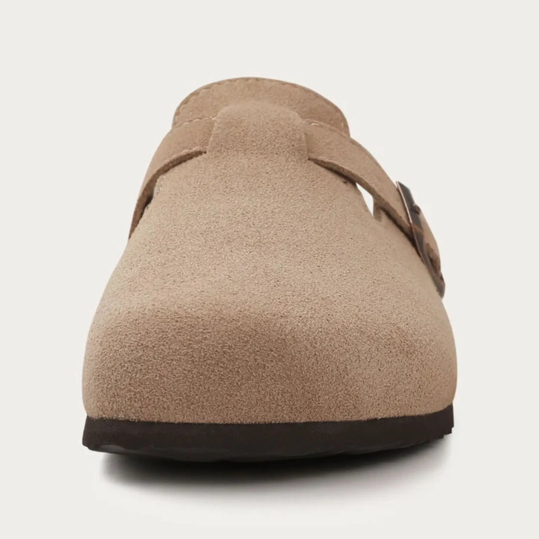 "Photo de mocassins homme en cuir marron, style chic et robuste, avec doublure confortable et semelle antidérapante."