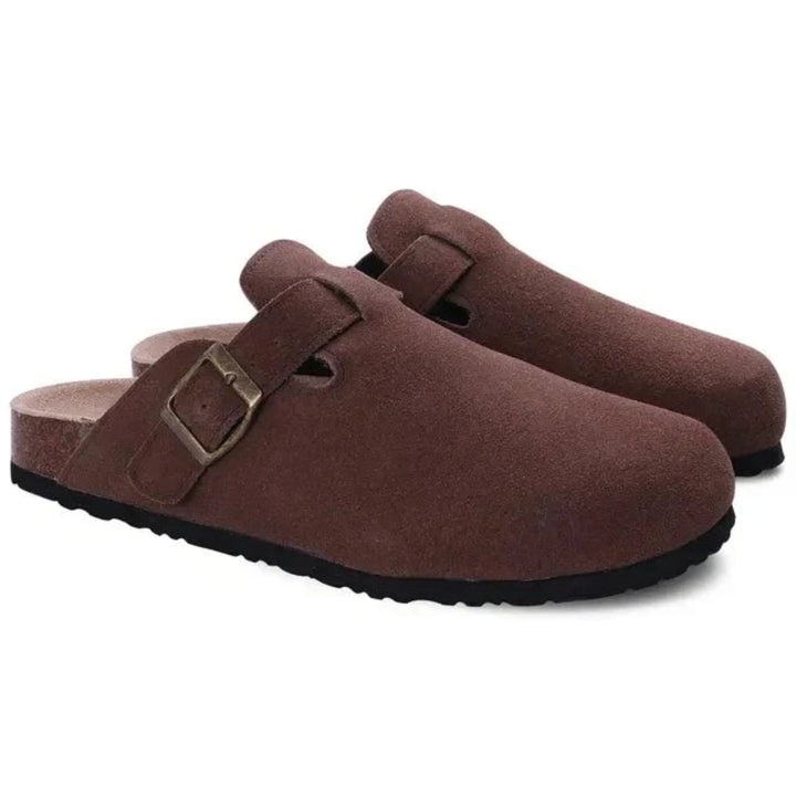 "Photo de mocassins homme en cuir marron, style chic et robuste, avec doublure confortable et semelle antidérapante."
