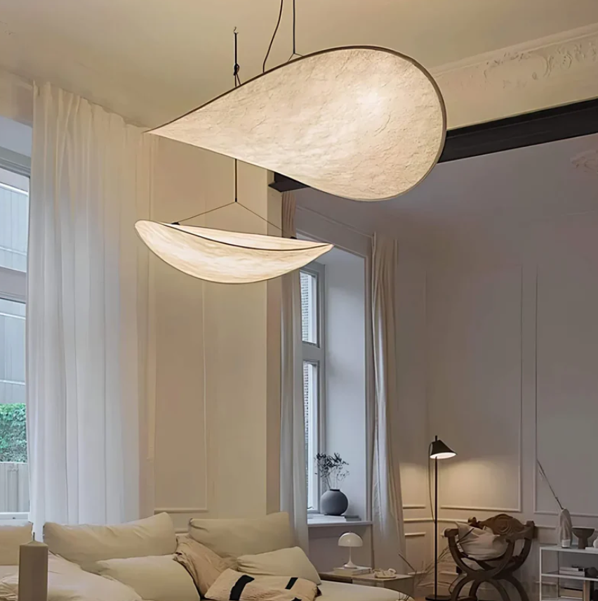 "Plafonnier artisanal en soie, illumination douce et élégante, couleurs variées, design raffiné pour intérieur sophistiqué."