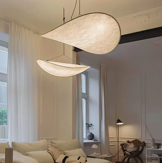 "Plafonnier artisanal en soie, illumination douce et élégante, couleurs variées, design raffiné pour intérieur sophistiqué."