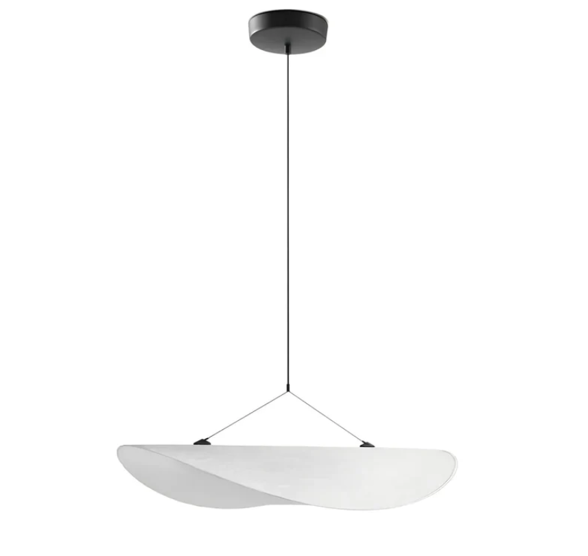 "Plafonnier artisanal en soie, illumination douce et élégante, couleurs variées, design raffiné pour intérieur sophistiqué."