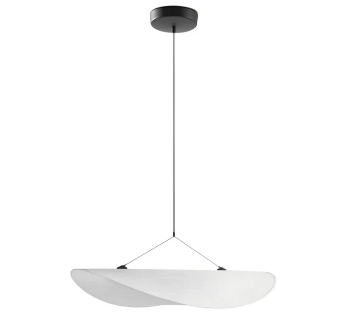 "Plafonnier artisanal en soie, illumination douce et élégante, couleurs variées, design raffiné pour intérieur sophistiqué."