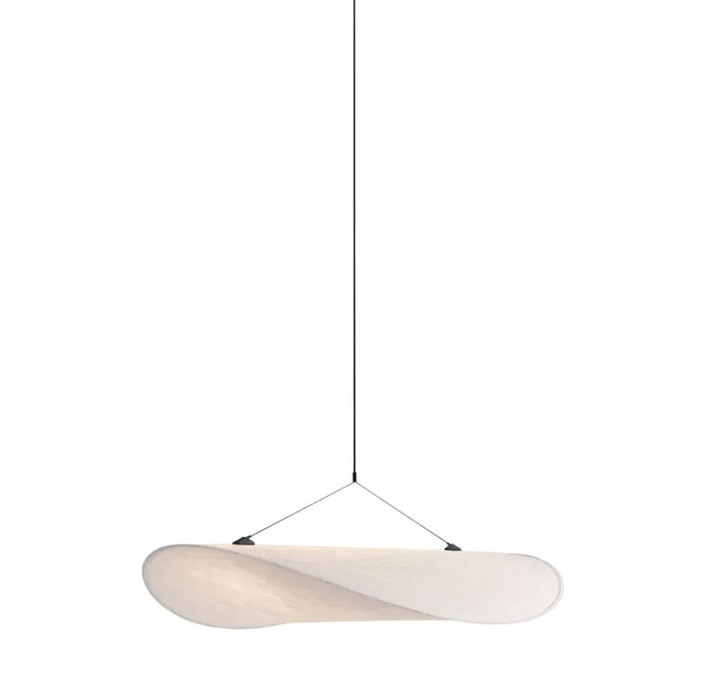 "Plafonnier artisanal en soie, illumination douce et élégante, couleurs variées, design raffiné pour intérieur sophistiqué."