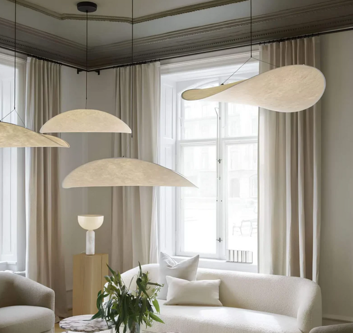 "Plafonnier artisanal en soie, illumination douce et élégante, couleurs variées, design raffiné pour intérieur sophistiqué."