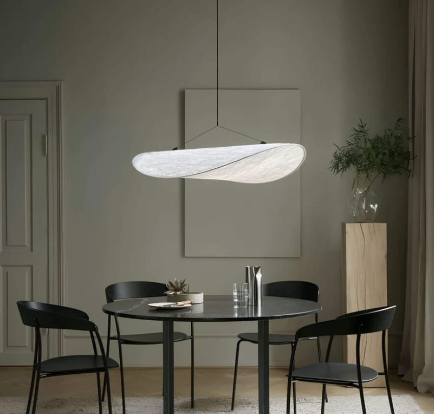"Plafonnier artisanal en soie, illumination douce et élégante, couleurs variées, design raffiné pour intérieur sophistiqué."