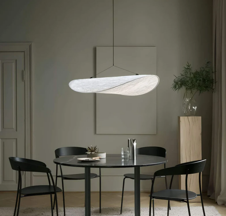 "Plafonnier artisanal en soie, illumination douce et élégante, couleurs variées, design raffiné pour intérieur sophistiqué."