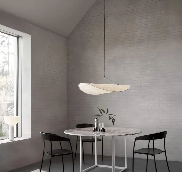 "Plafonnier artisanal en soie, illumination douce et élégante, couleurs variées, design raffiné pour intérieur sophistiqué."