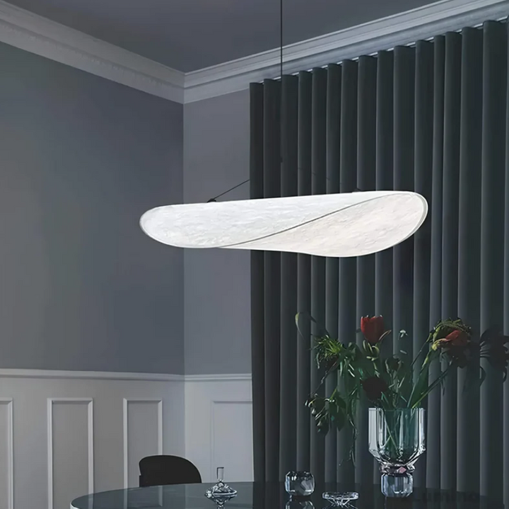 "Plafonnier artisanal en soie, illumination douce et élégante, couleurs variées, design raffiné pour intérieur sophistiqué."