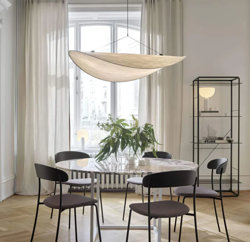 "Plafonnier artisanal en soie, illumination douce et élégante, couleurs variées, design raffiné pour intérieur sophistiqué."