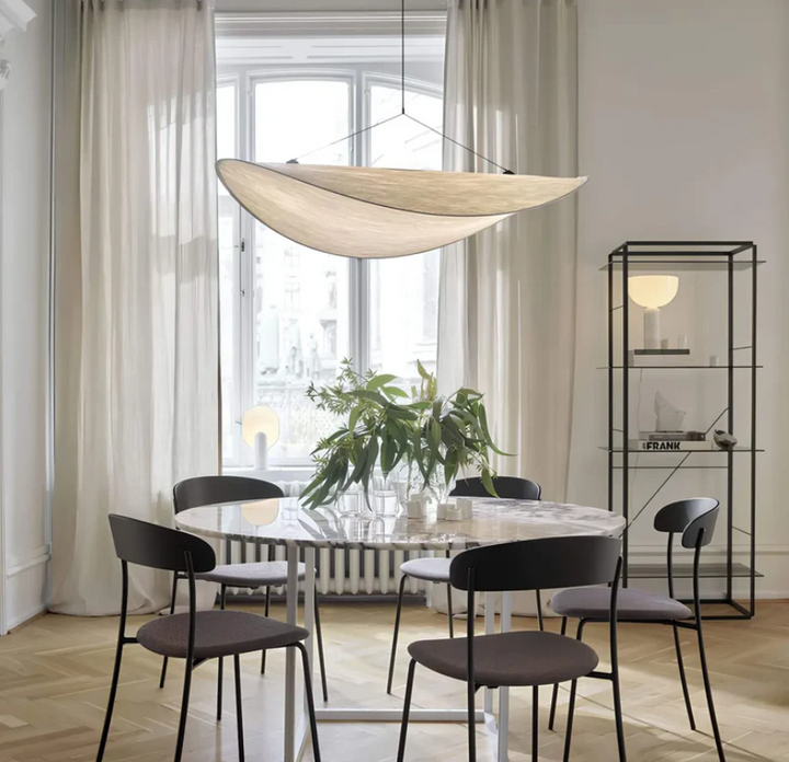 "Plafonnier artisanal en soie, illumination douce et élégante, couleurs variées, design raffiné pour intérieur sophistiqué."