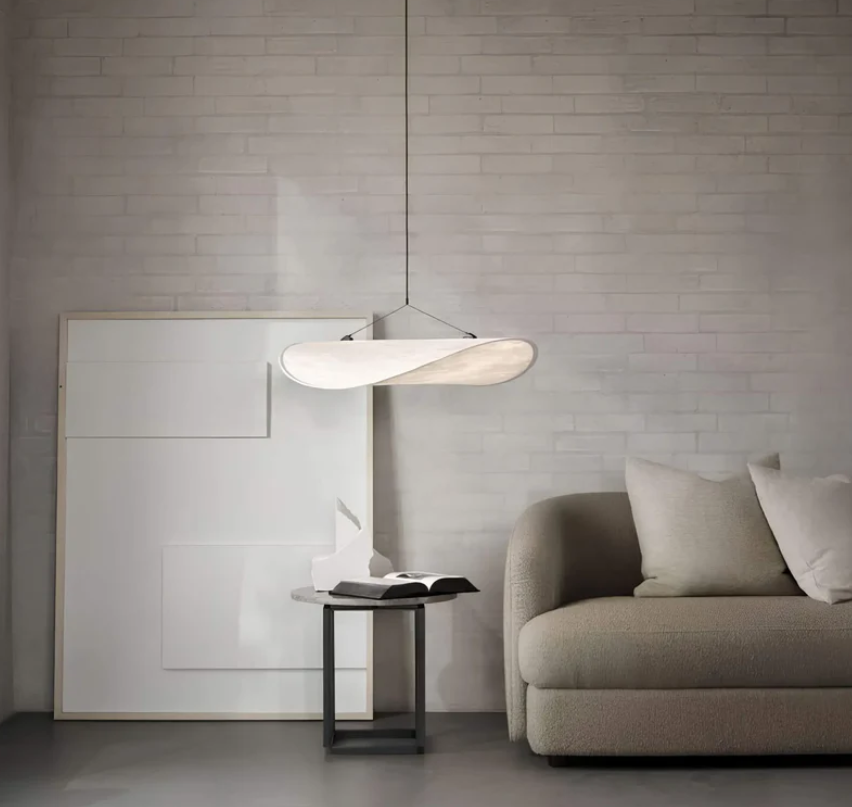 "Plafonnier artisanal en soie, illumination douce et élégante, couleurs variées, design raffiné pour intérieur sophistiqué."