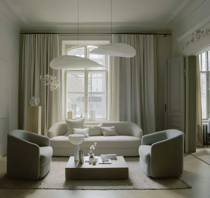 "Plafonnier artisanal en soie, illumination douce et élégante, couleurs variées, design raffiné pour intérieur sophistiqué."