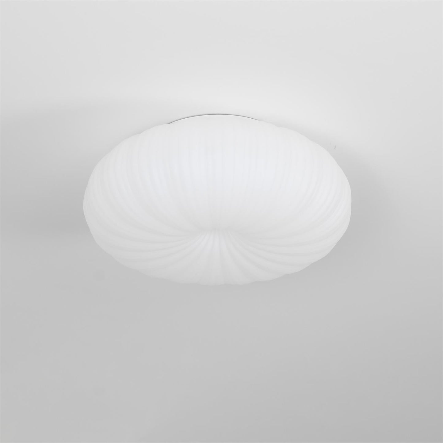"Plafonnier LED en métal et acrylique, design moderne, lumière ajustable avec télécommande, élégant et contemporain."