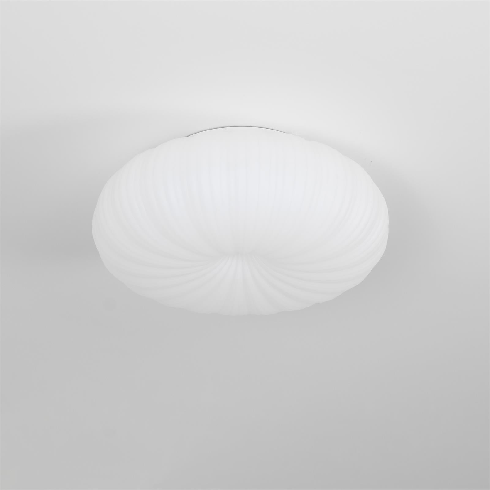 "Plafonnier LED en métal et acrylique, design moderne, lumière ajustable avec télécommande, élégant et contemporain."