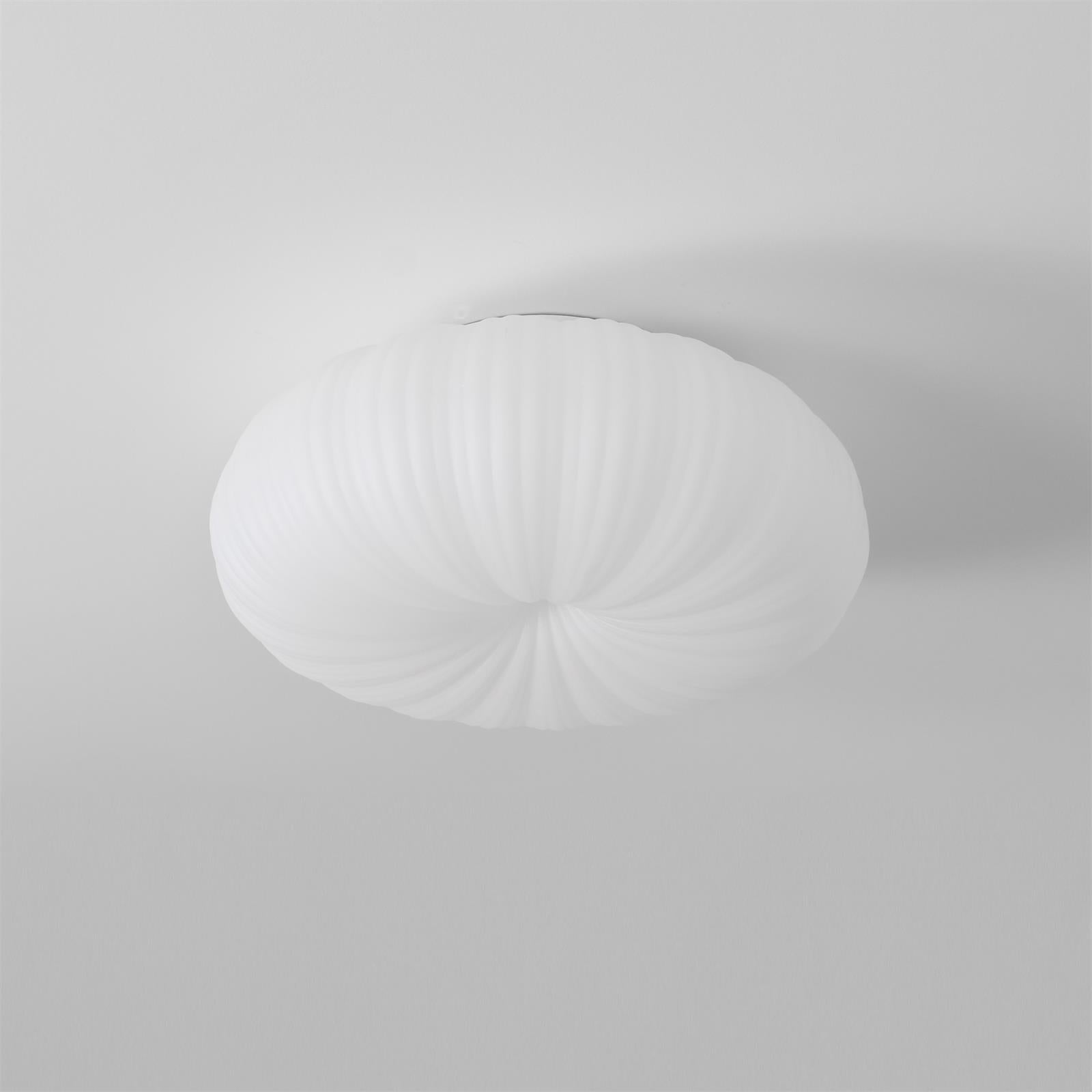 "Plafonnier LED en métal et acrylique, design moderne, lumière ajustable avec télécommande, élégant et contemporain."