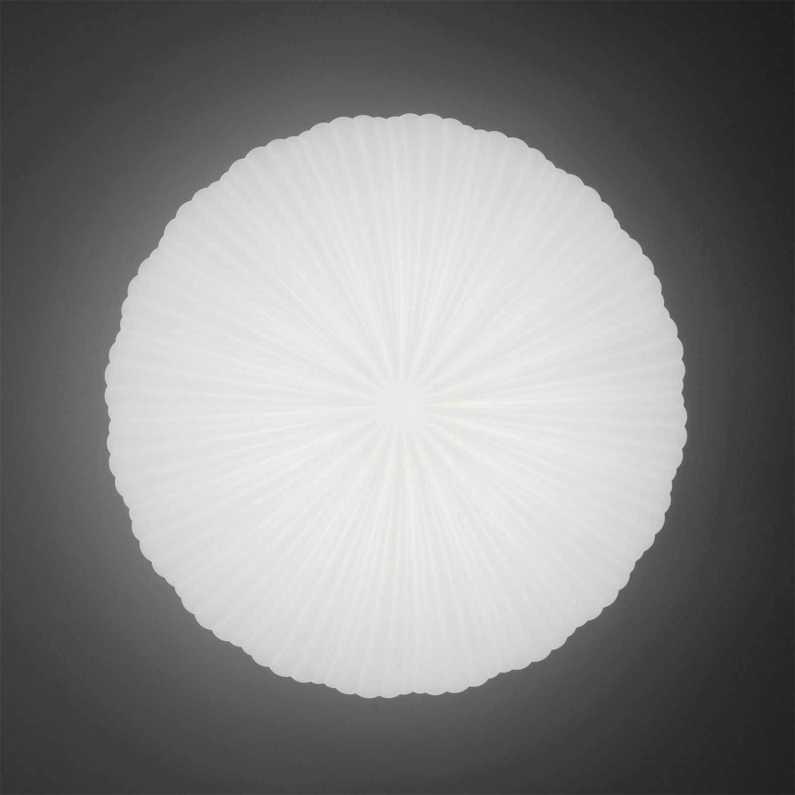"Plafonnier LED en métal et acrylique, design moderne, lumière ajustable avec télécommande, élégant et contemporain."