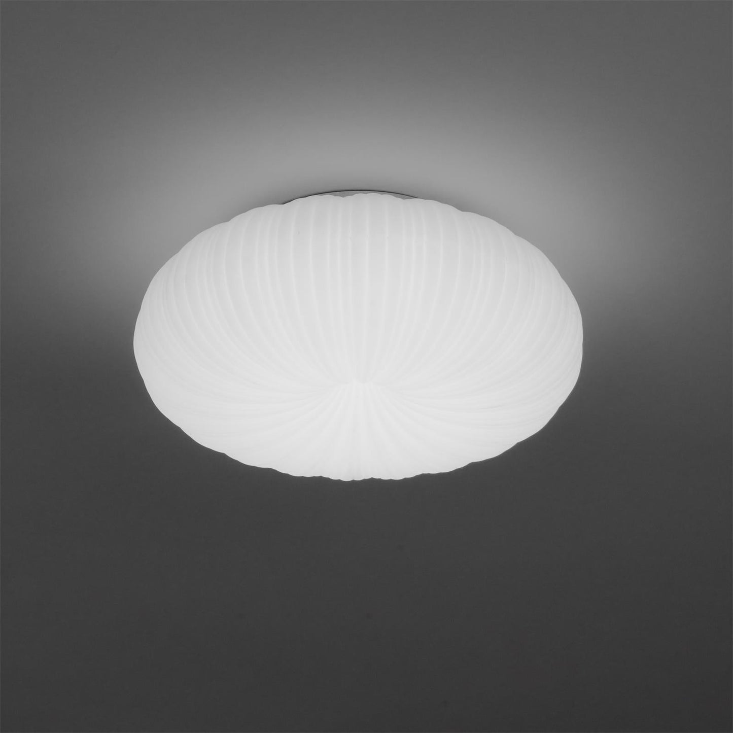 "Plafonnier LED en métal et acrylique, design moderne, lumière ajustable avec télécommande, élégant et contemporain."