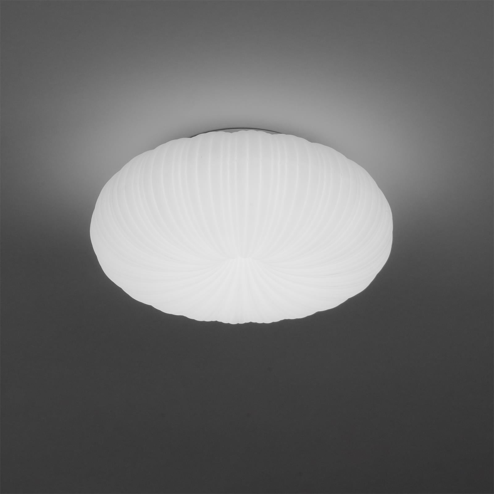 "Plafonnier LED en métal et acrylique, design moderne, lumière ajustable avec télécommande, élégant et contemporain."