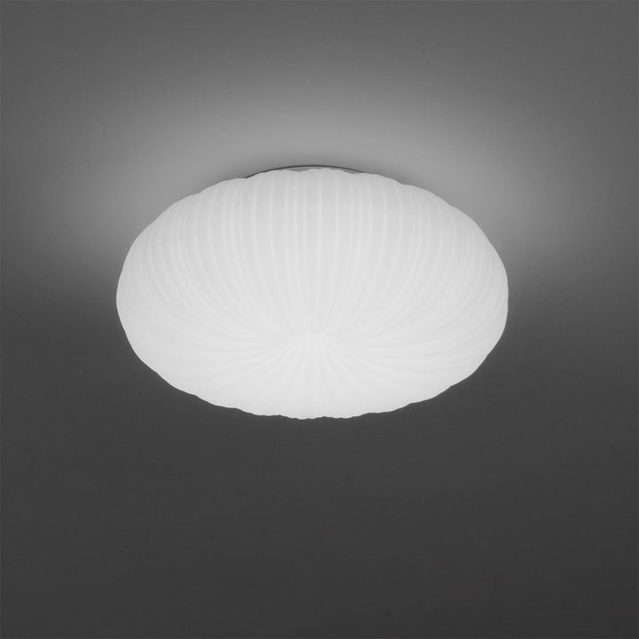 "Plafonnier LED en métal et acrylique, design moderne, lumière ajustable avec télécommande, élégant et contemporain."