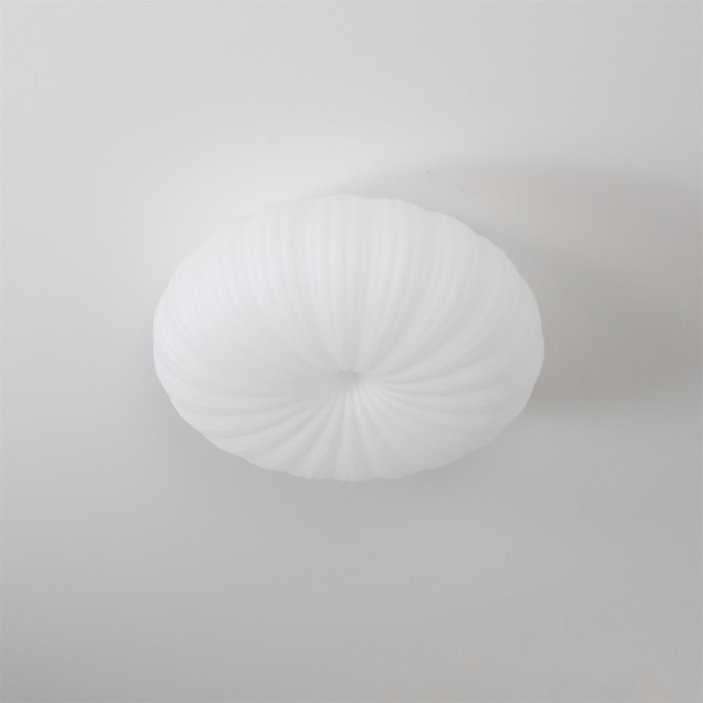 "Plafonnier LED en métal et acrylique, design moderne, lumière ajustable avec télécommande, élégant et contemporain."